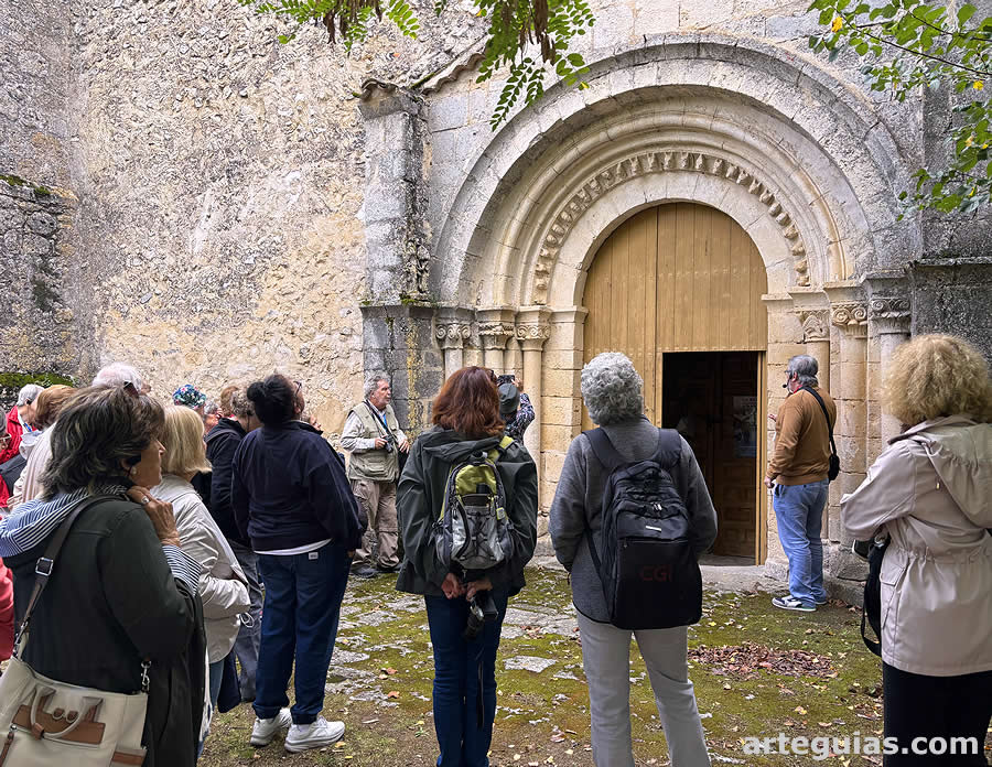 Puerta de la iglesia de Pecharromán