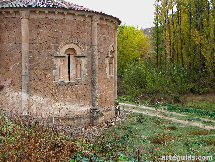 Aspecto de la cabecera románica de San Vicente de Fuentesoto.