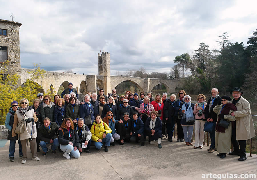 Foto de Familia ante el puente de Besal&uacute;