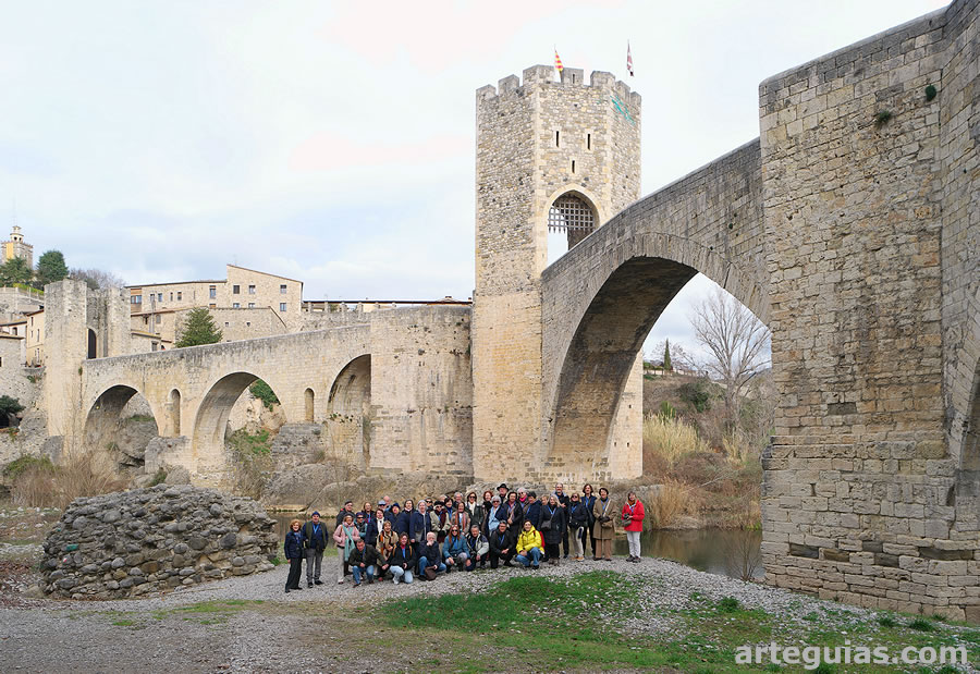Uno de los momentos m&aacute;s esperados del viaje: el puente de Besal&uacute;