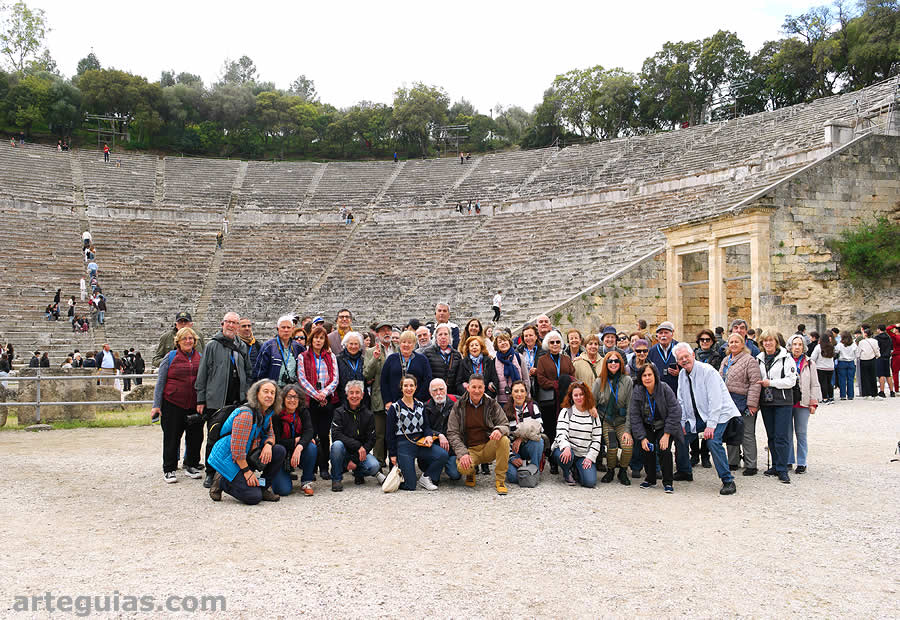 Foto delante del c&eacute;lebre Teatro de Epidauro