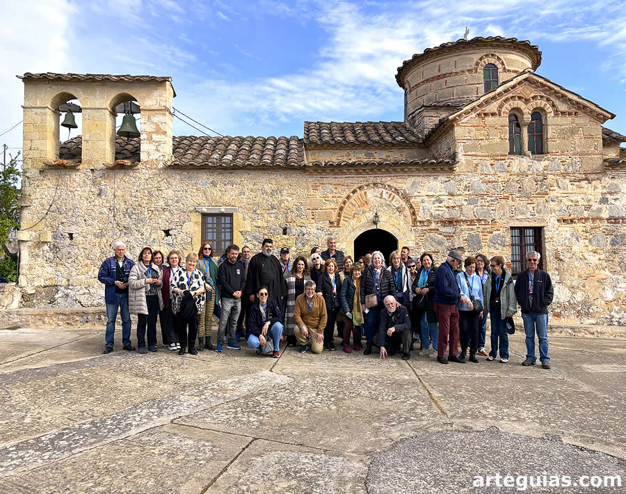 Posando ante la iglesia de Skala (siglo X)