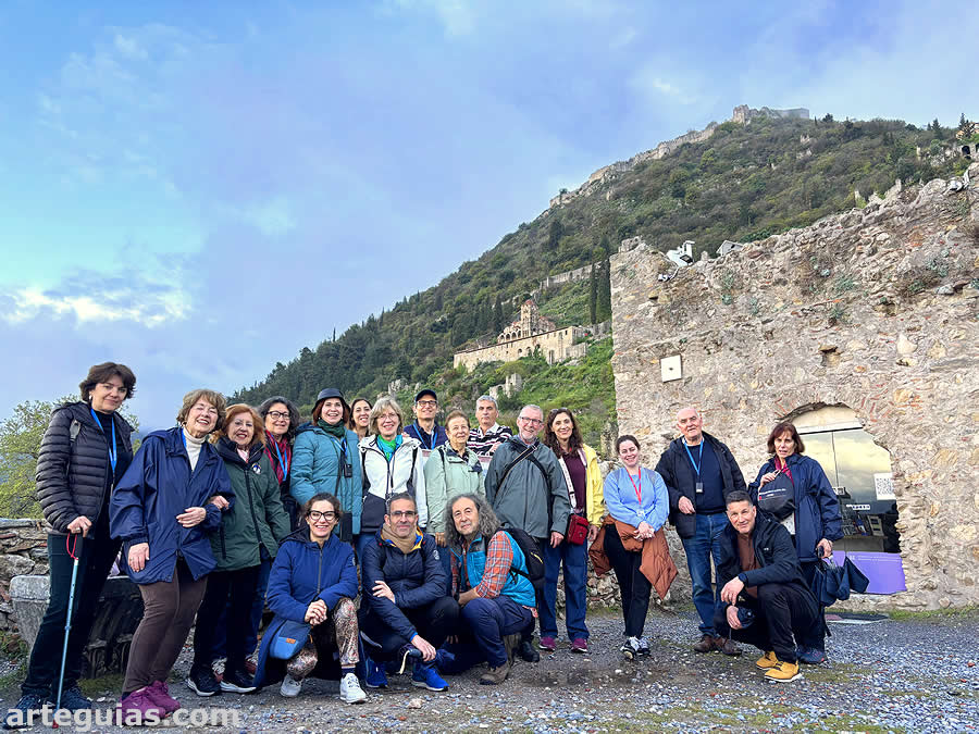 Foto de grupo delante de Mistras con su complejo de castillo. murallas, iglesias y palacios de los siglos XIII al XV