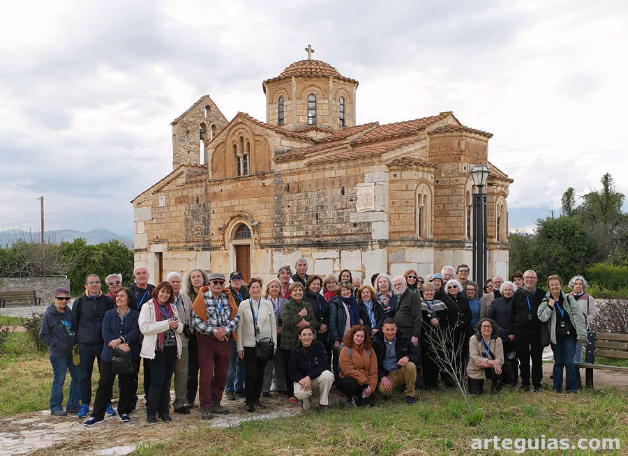 Foto ante la iglesia bizantina de Agia Triada