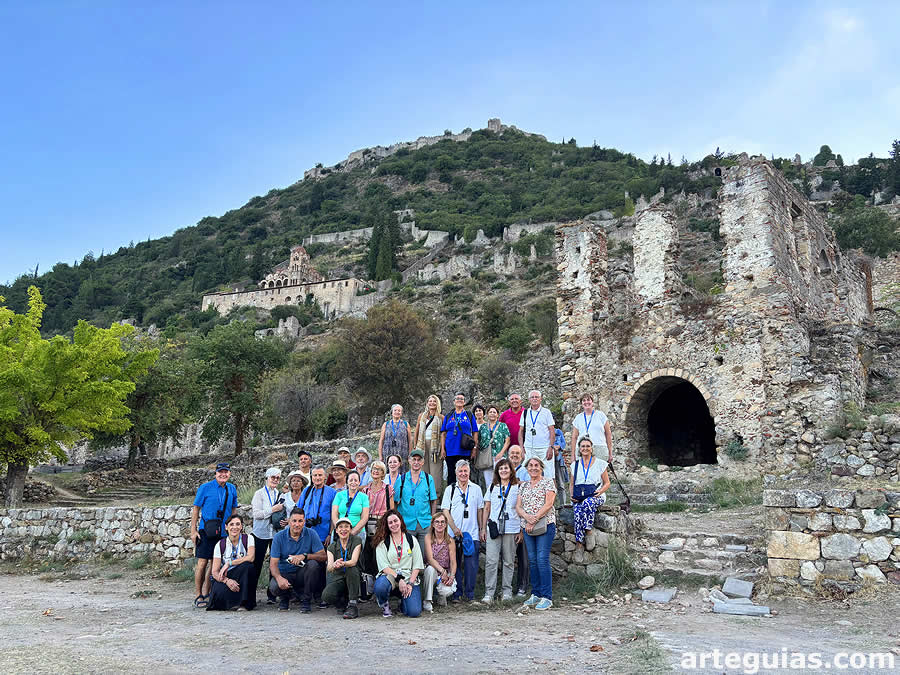 Posando ante la ciudad de Mistras