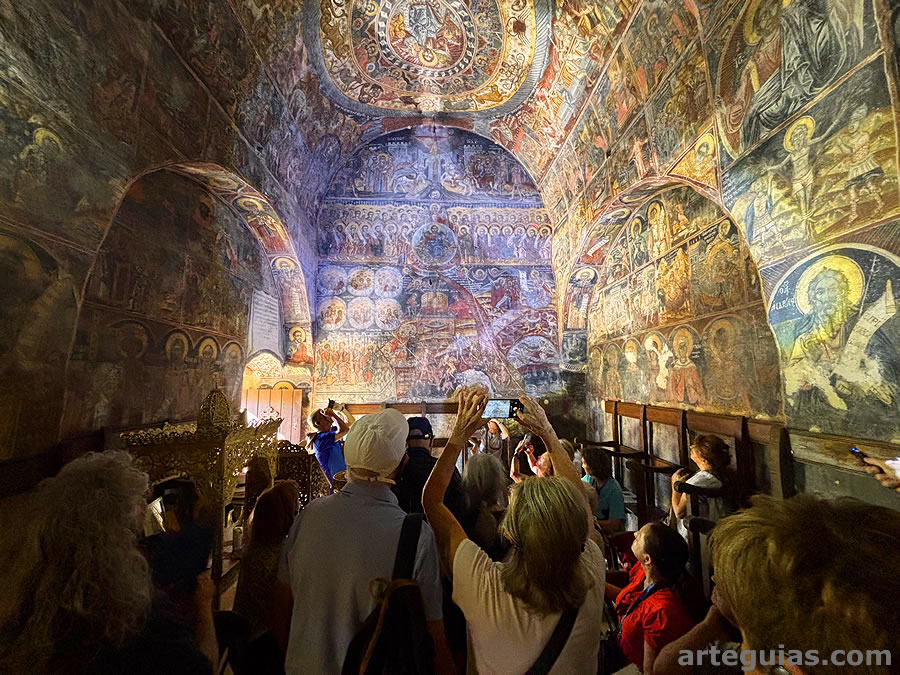 Rodeados por todos los costados de pinturas (Monasterio de Dekoulou)