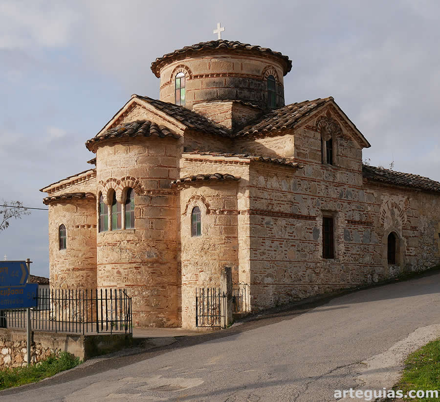Ante la iglesia de San Jorge de Skala, del siglo X