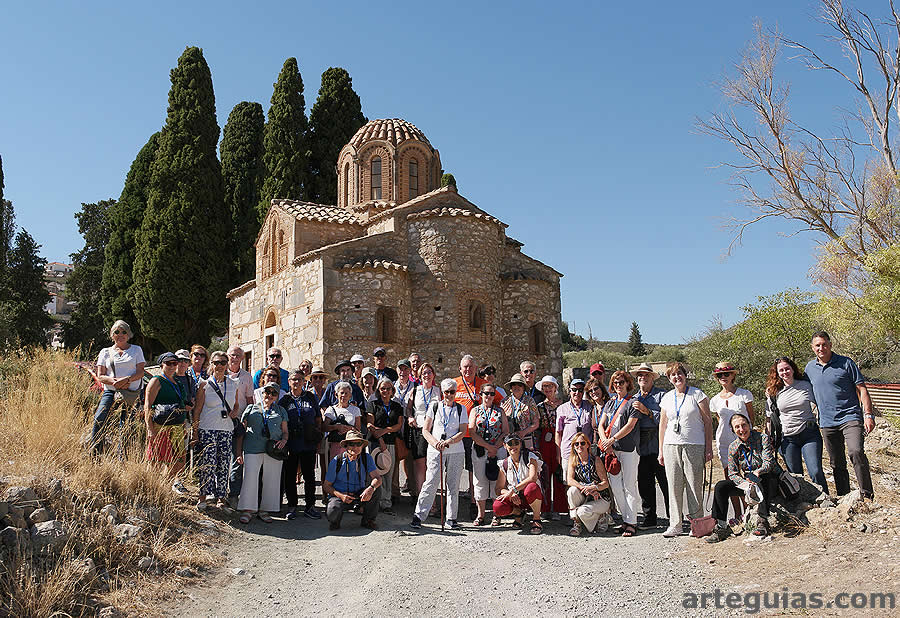 Foto de familia ante Agios Athanasios de Geraki
