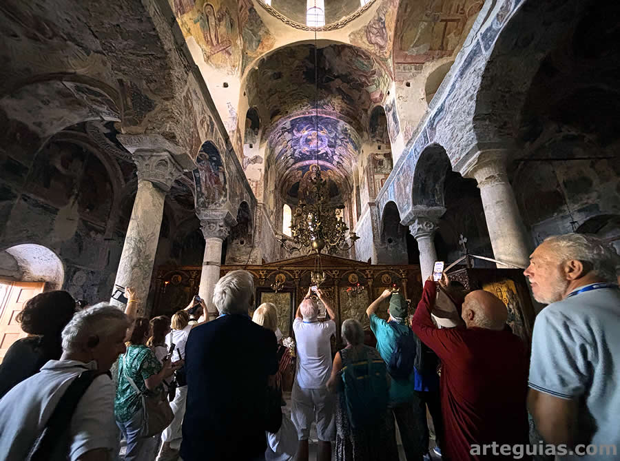Admirando los frescos de la iglesia de Pantanassa de Mistras