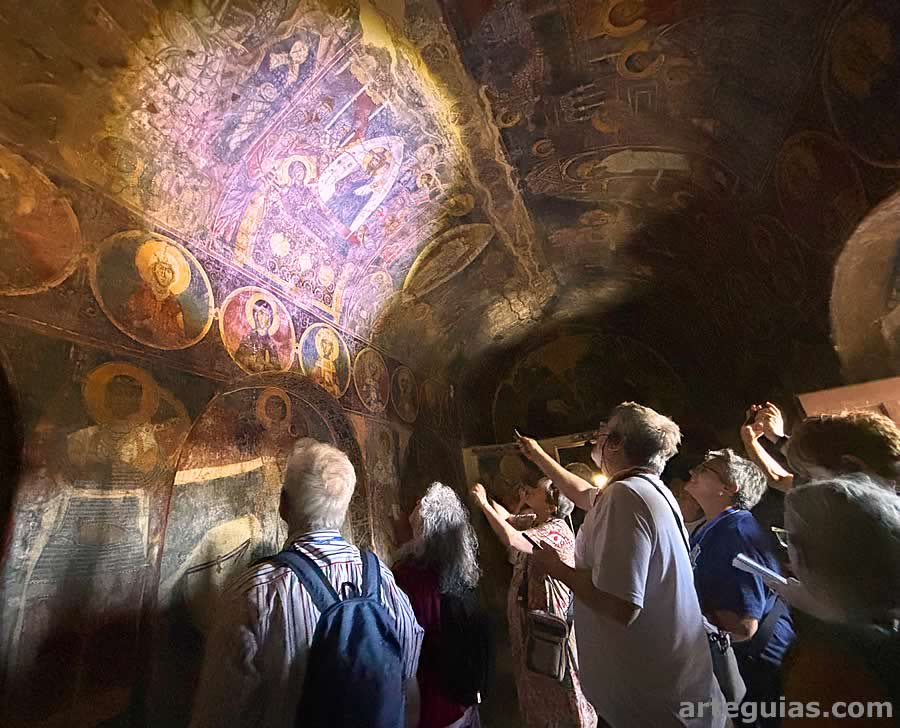 Alumbrando las magn&iacute;ficas pinturas de una de las iglesias de Geraki