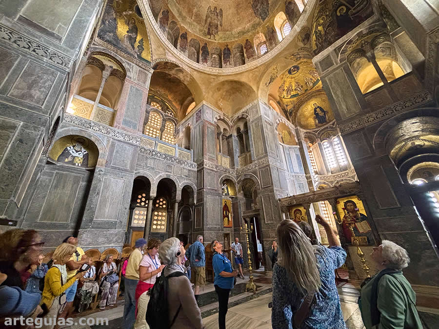 En el interior del katholikon de Osios Loukas