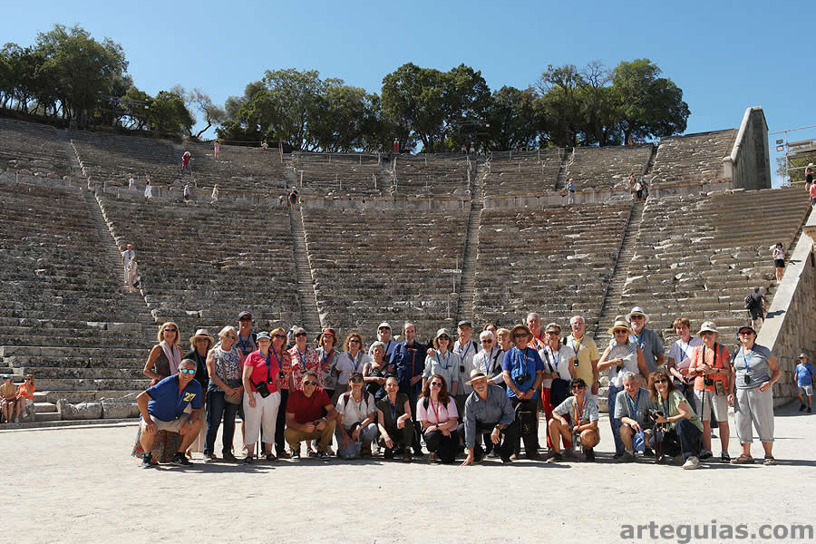 Posando ante el impresionante Teatro de Epidauro
