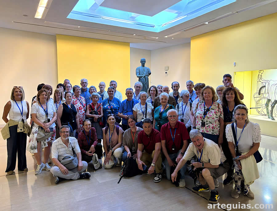 Posando delante de la famosa estatua de bronce del Auriga de Delfos