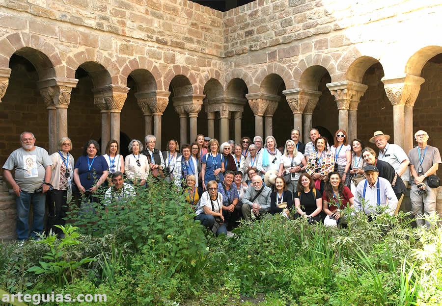 Foto de grupo posando en el interior del claustro