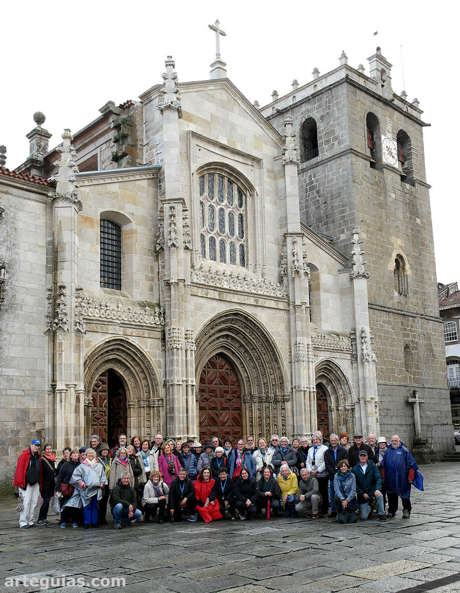 Foto de familia en la fachada de la Catedral de Lamego
