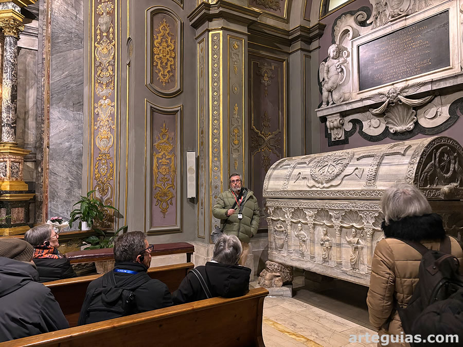 Explicaciones de uno de los sarc&oacute;fagos de la catedral de R&aacute;vena