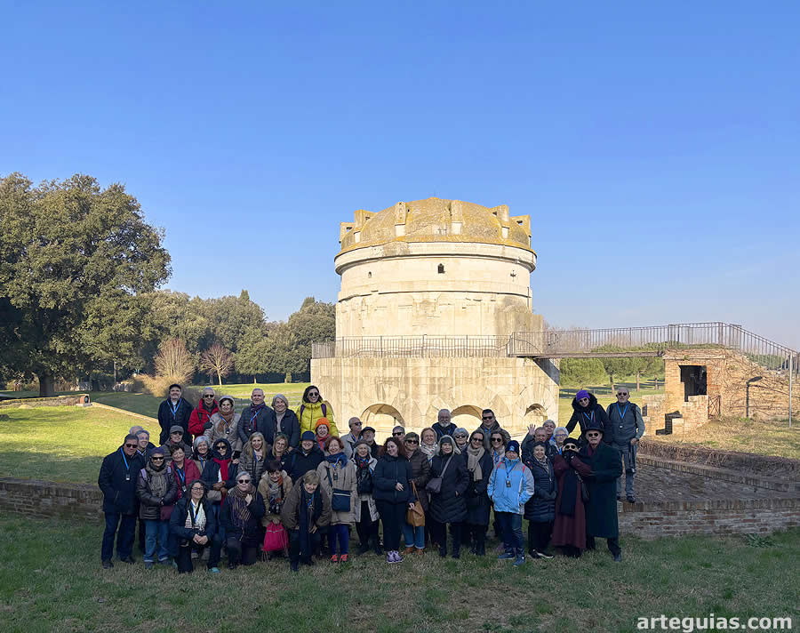Posando delante del Mausoleo de Teodorico