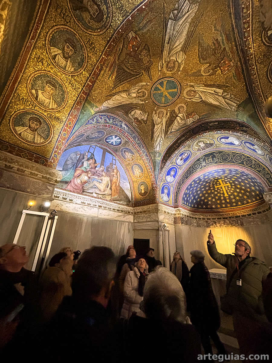 Explicaciones en la Capilla de San Andr&eacute;s