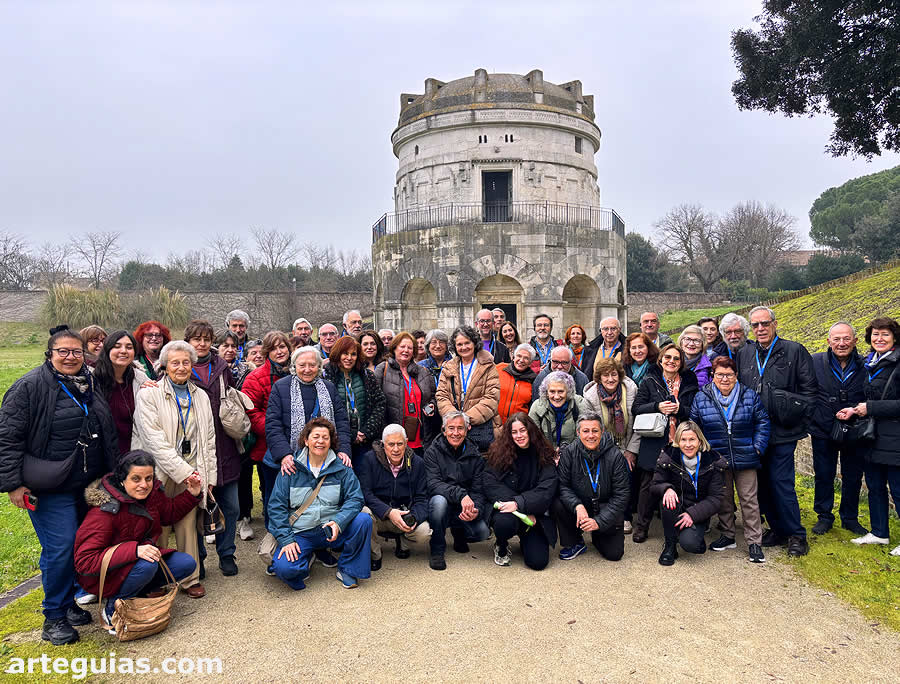 Posando delante del Mausoleo de Teodorico