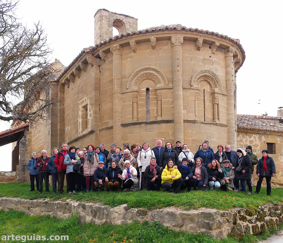 Ma&ntilde;ana del domingo: posando delante de la iglesia del Castilseco