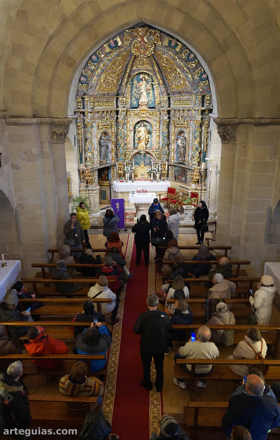 Visita al interior de la iglesia rom&aacute;nica de Tirgo