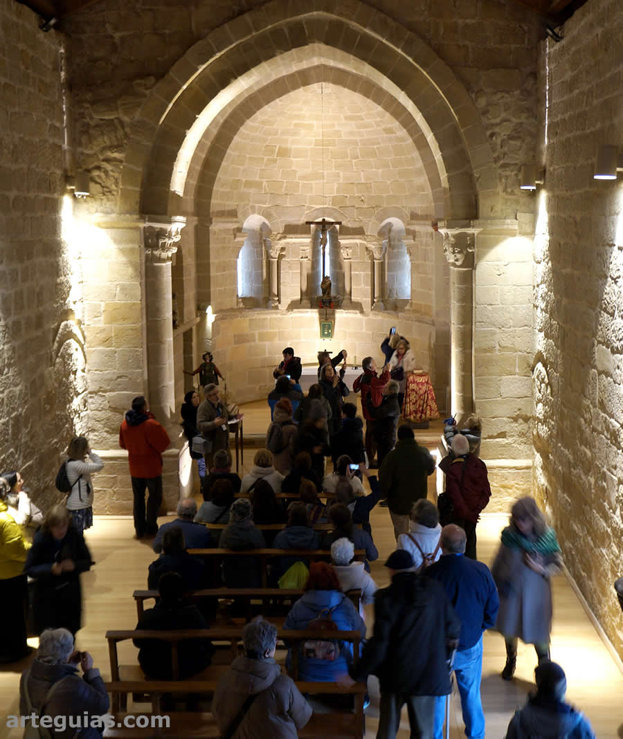 Dentro de la restaurada iglesia de Castilseco