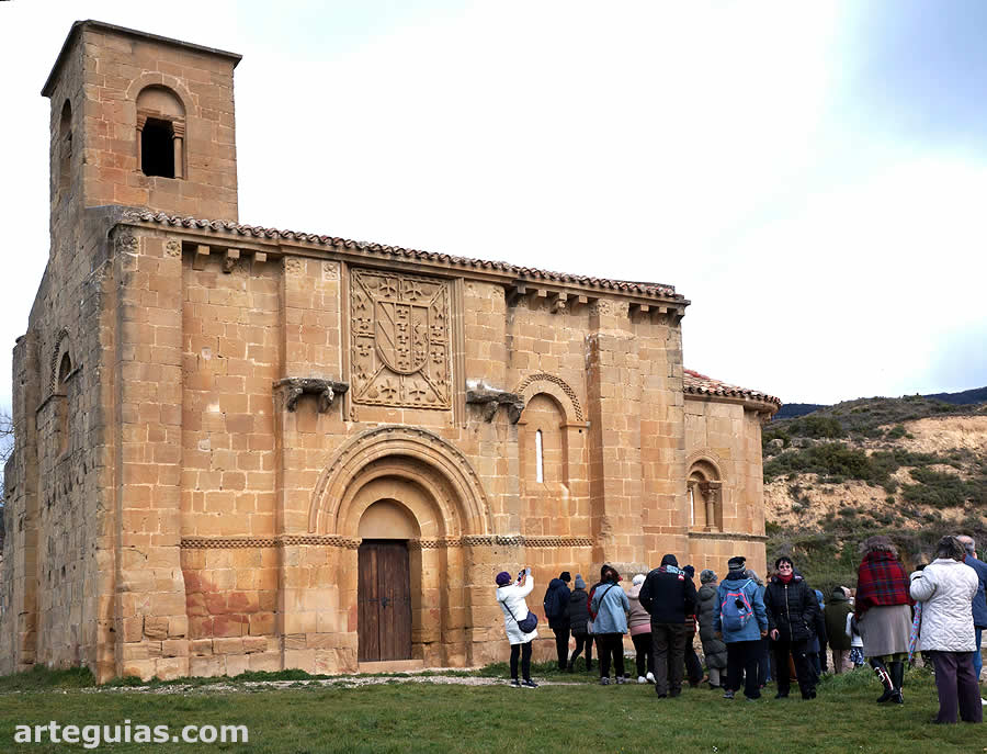 Un momento de la visita a la imponente Ermita de Santa Mar&iacute;a de la Piscina