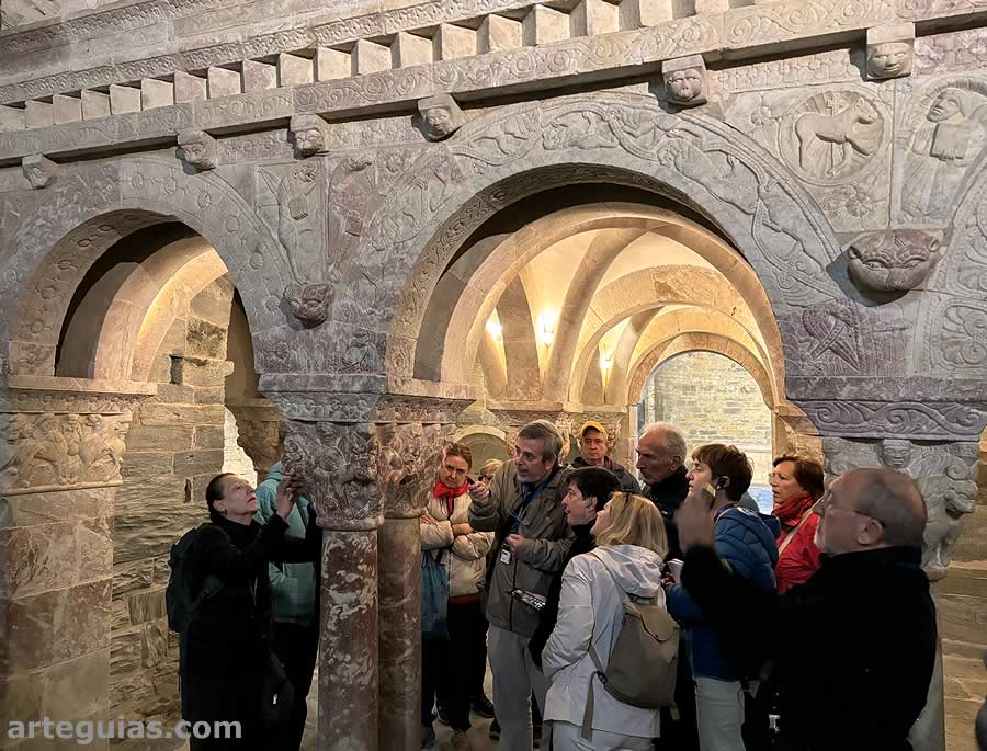 Analizando capitel a capitel la tribuna de la iglesia de Serrabona