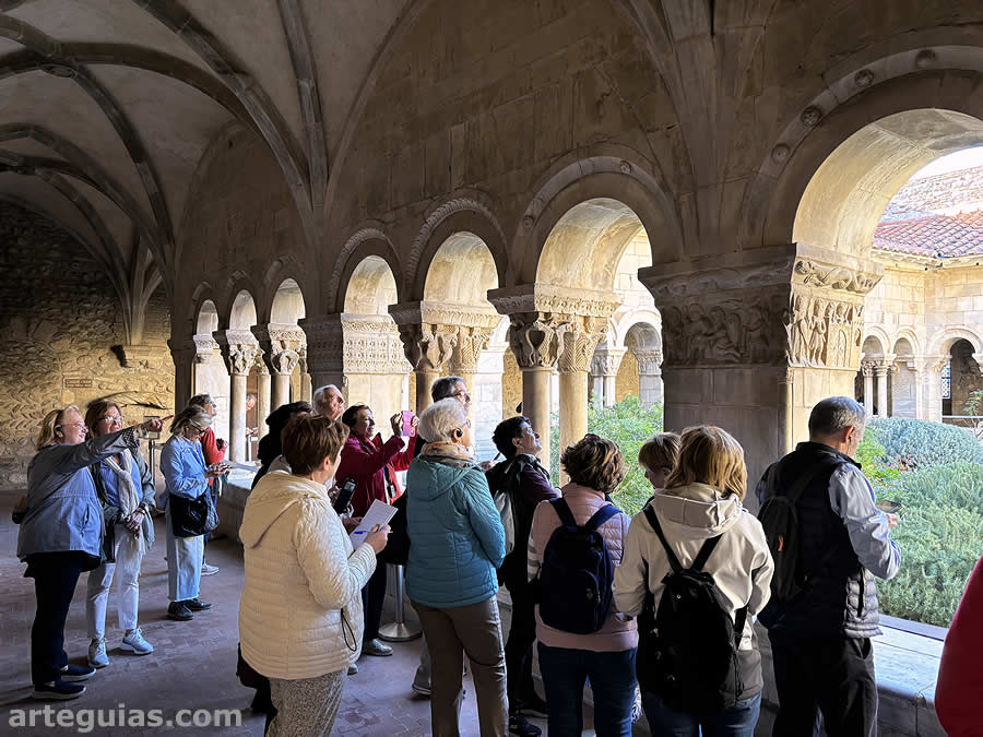 Disfrutando del maravilloso claustro de la Catedral de Elne