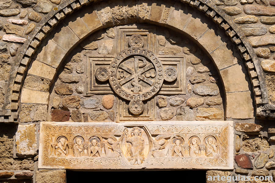 Detalle de la puerta de Sant Andr&eacute; de Sor&egrave;de