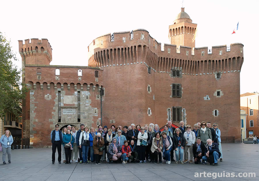 Foto de familia junto al Castillet de Perpignan