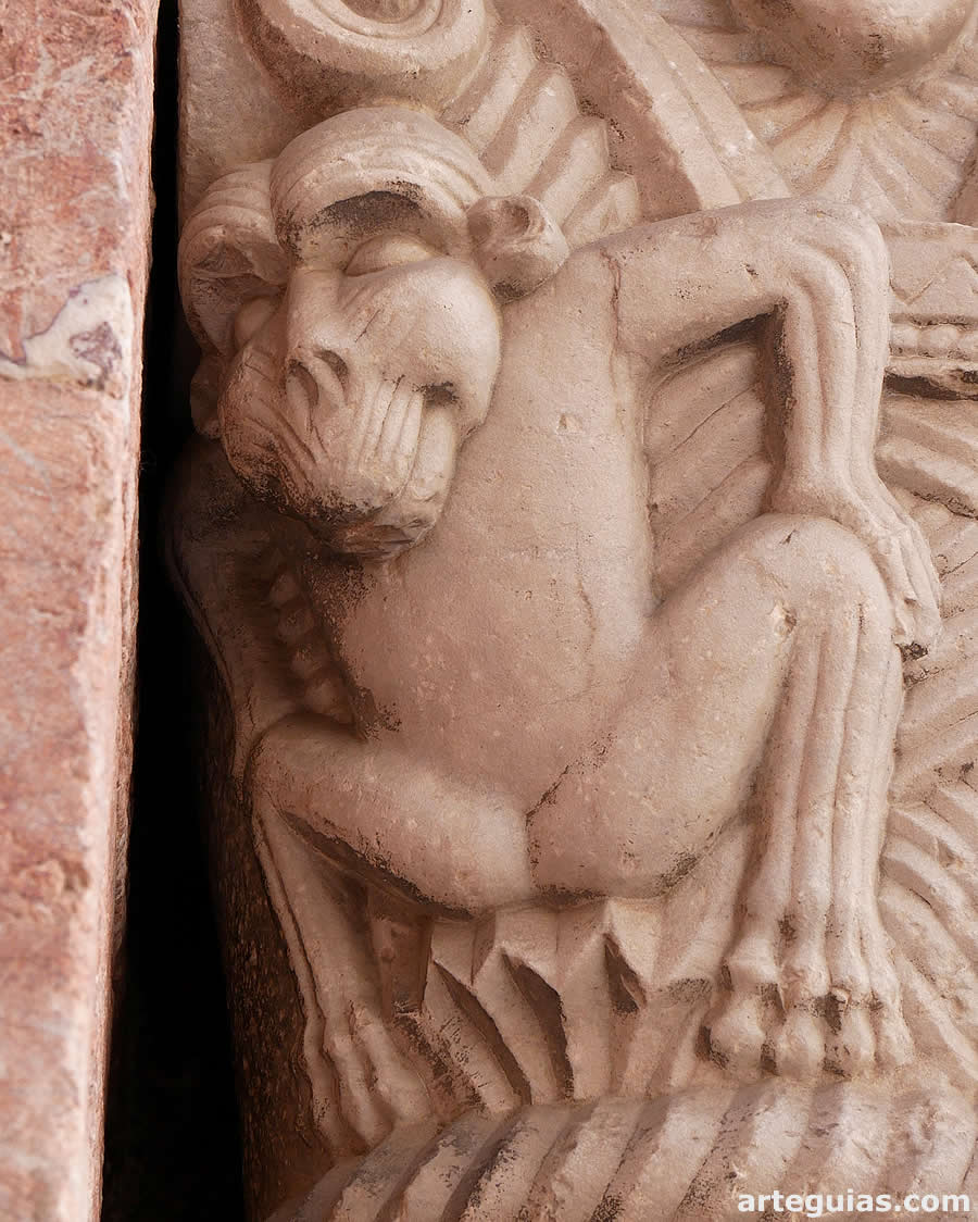 Un simp&aacute;tico mono en una  de la puertas de la iglesia de Villefranche de Conflent