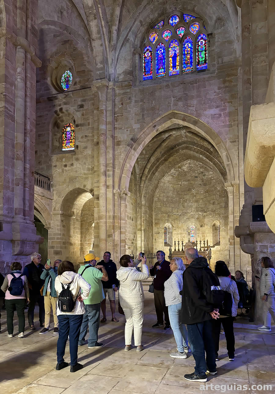 Explicaciones en el interior de la iglesia abacial de Fontfroide