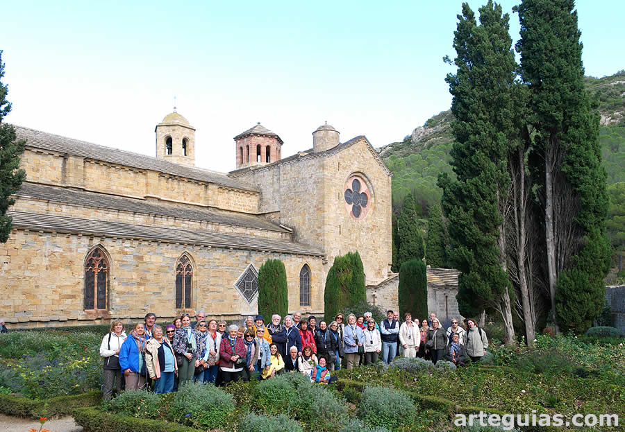 Foto de familia en el Jard&iacute;n de los Rosales y la iglesia de Fontfroide al fondo