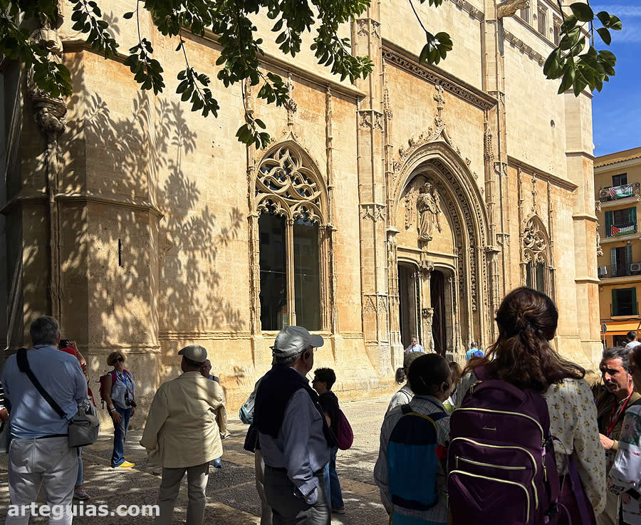 Tras una pausa en las terrazas de los bares que hay junto a ella, hicimos una detenida visita a la Lonja de Mercaderes.