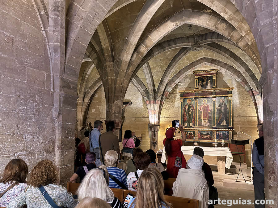 Luego a la iglesia de Santa Cruz con su peque&ntilde;a y m&iacute;stica cripta.