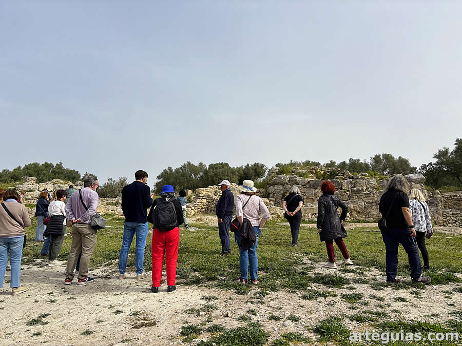 A continuaci&oacute;n nos acercamos a estudiar el asentamiento prerromano con sus c&eacute;lebres talayots.