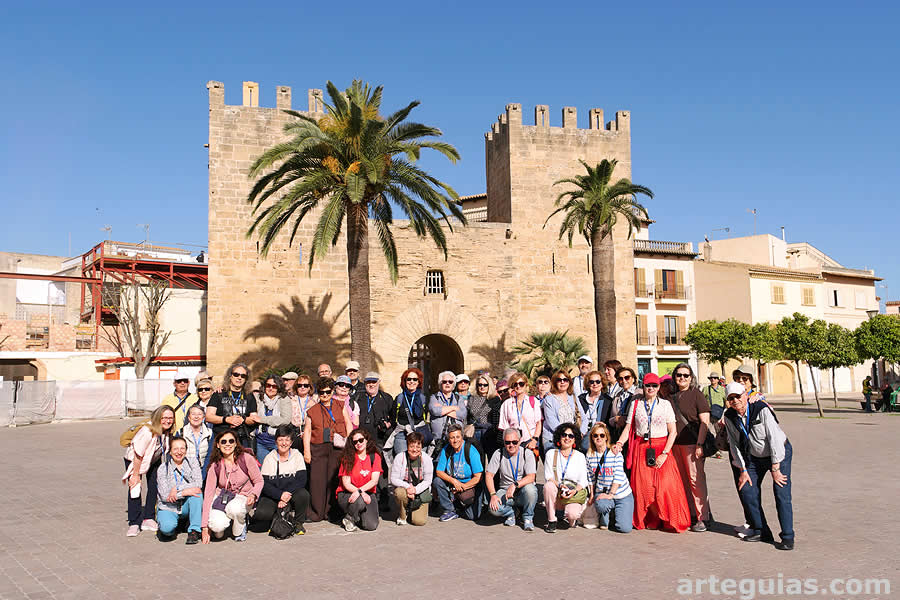 S&aacute;bado por la ma&ntilde;ana: paseo por el casco antiguo de Alcudia y su recinto amurallado