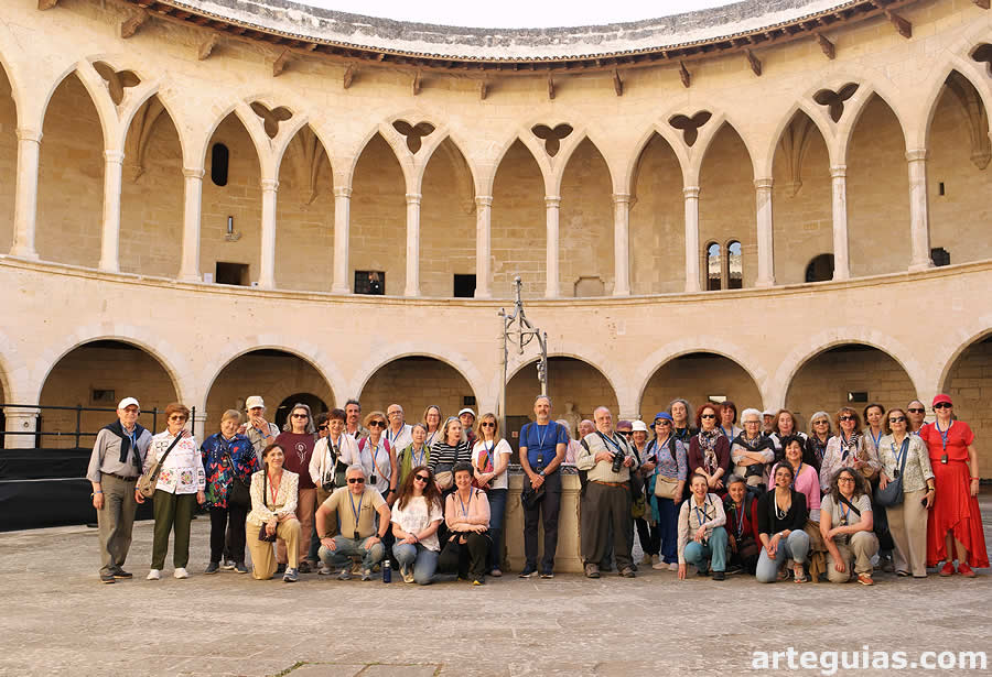 Luego, uno de los platos fuertes del viaje: el Castillo de Bellver, que nos maravill&oacute; por su singular arquitectura, por sus colecciones muse&iacute;sticas y por sus vistas de la Bah&iacute;a de Palma.