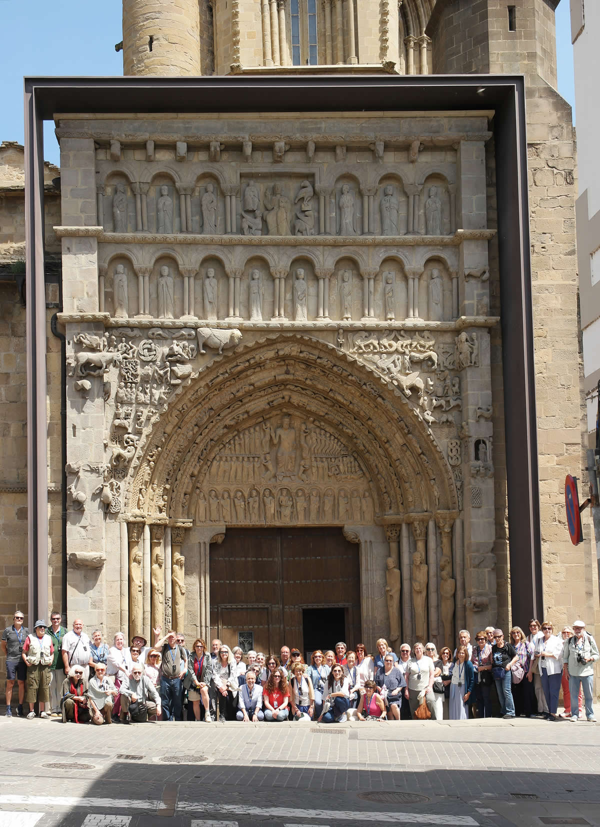 Foto de familia delante de de la portda de Santa María la Real de Sangüesa