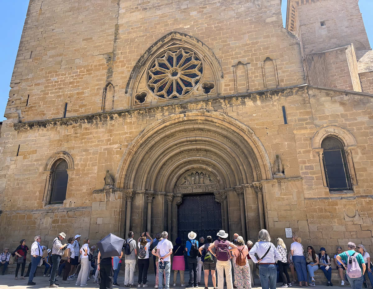 Fachada de la iglesia de San Pedro de Olite