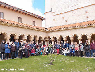 El grupo en el claustro del Monasterio de Villamayor de los Montes