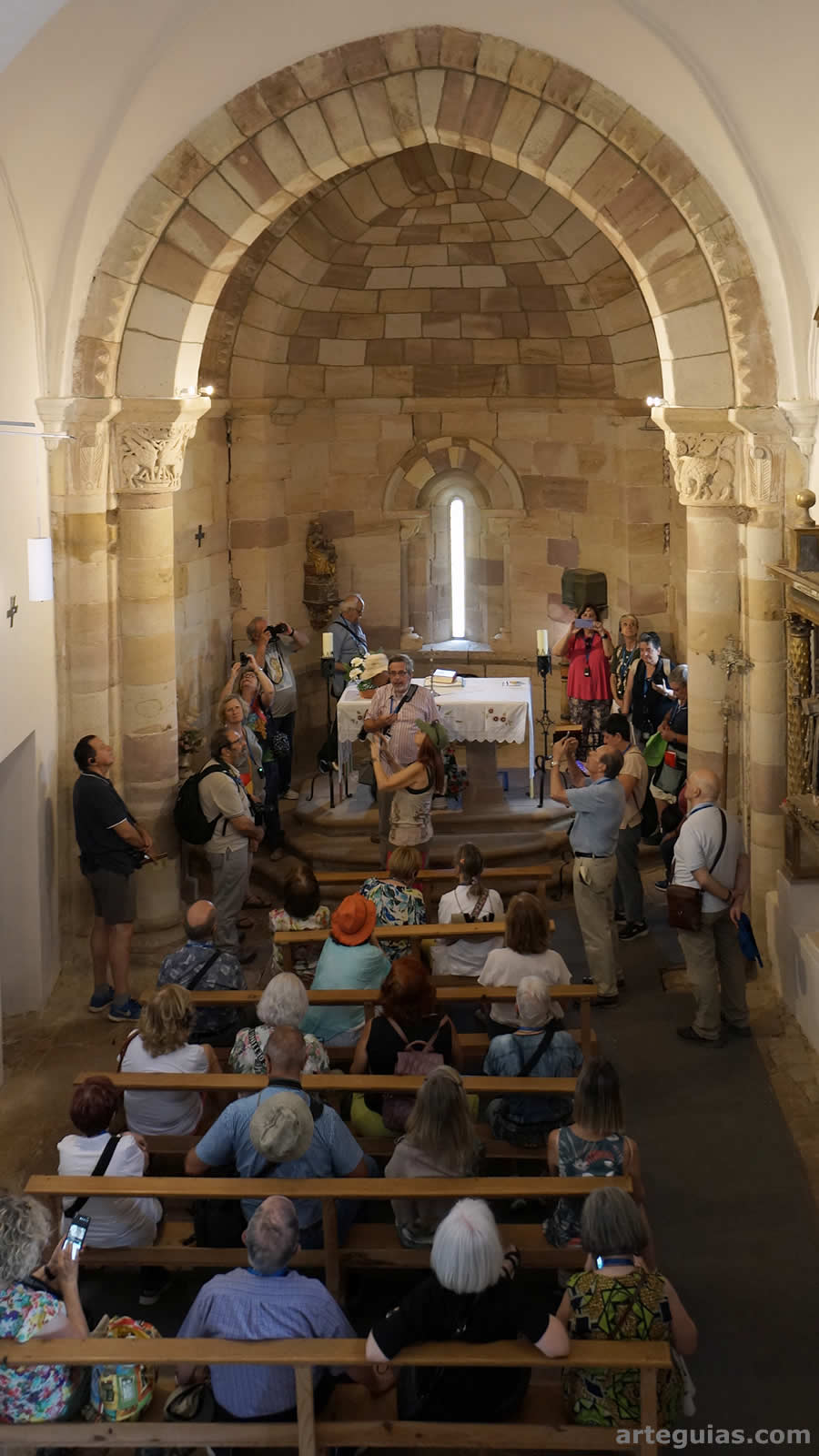 Explicaciones en la iglesia de Villanueva de la Torre, Palencia