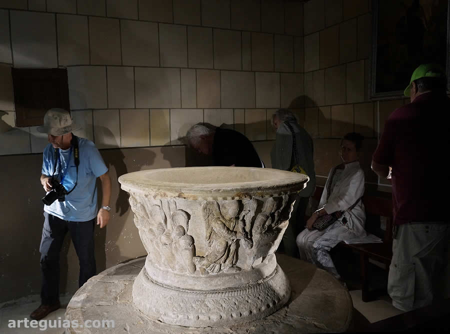Iglesia de Calahorra de Boedo: pila bautismal