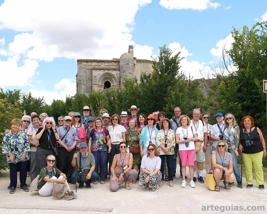Foto de grupo delante de Vallespinoso de Aguilar