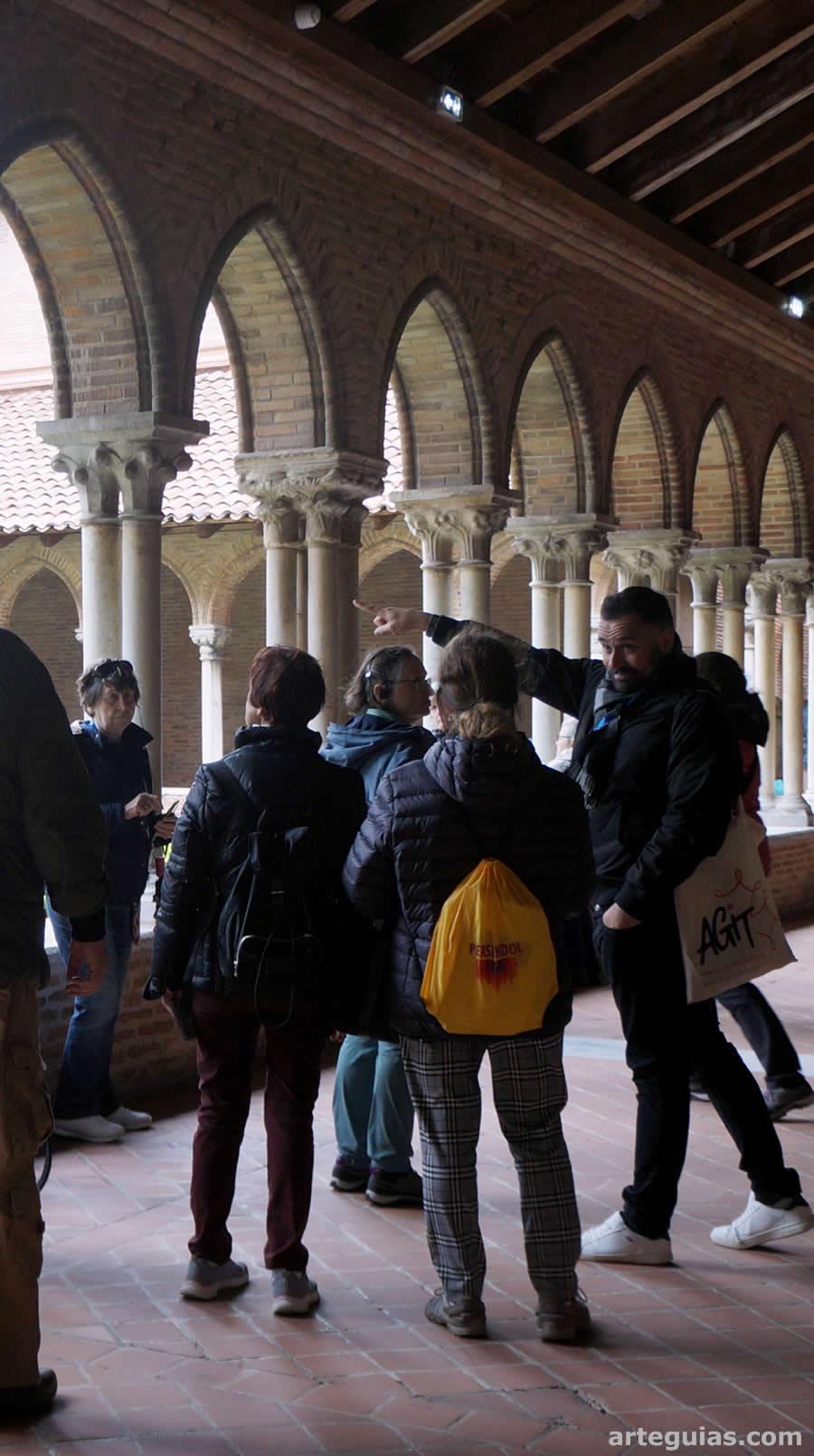 Explicaciones en el claustro del Convento de los Jacobinos