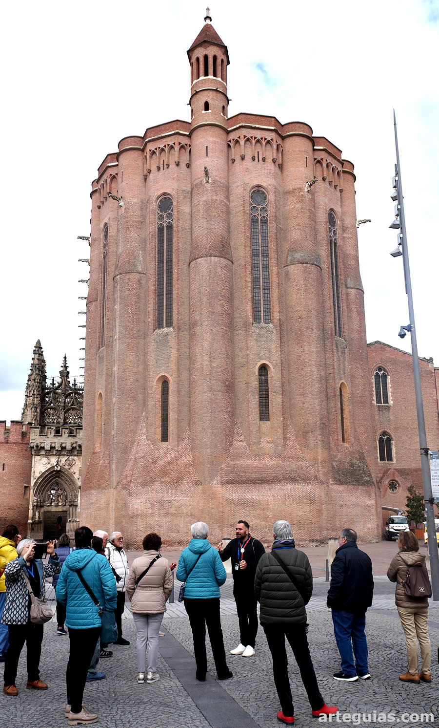 Explicaciones ante la cabecera de la catedral de Albi