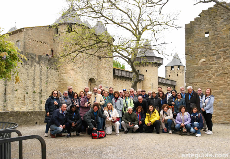 Foto ante el castillo condal de Carcassonne