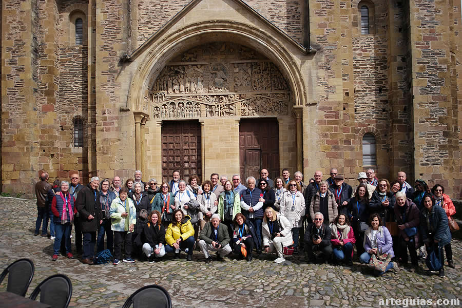 Foto de grupo ente la portada de Conques