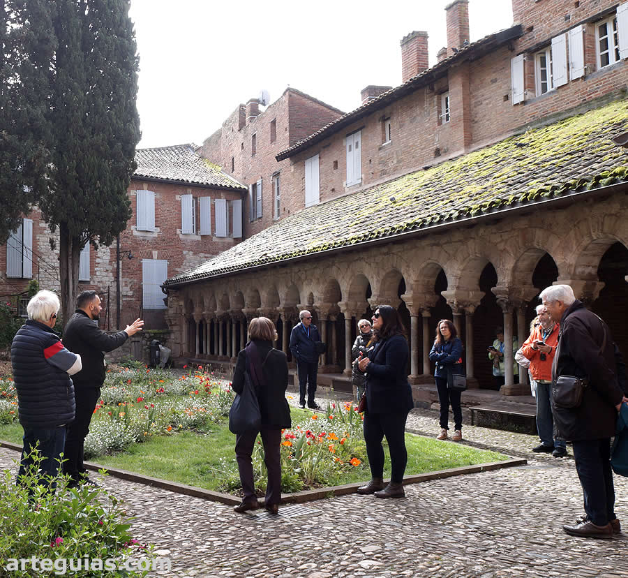 En el interior del claustro de Saint-Salvi de Albi